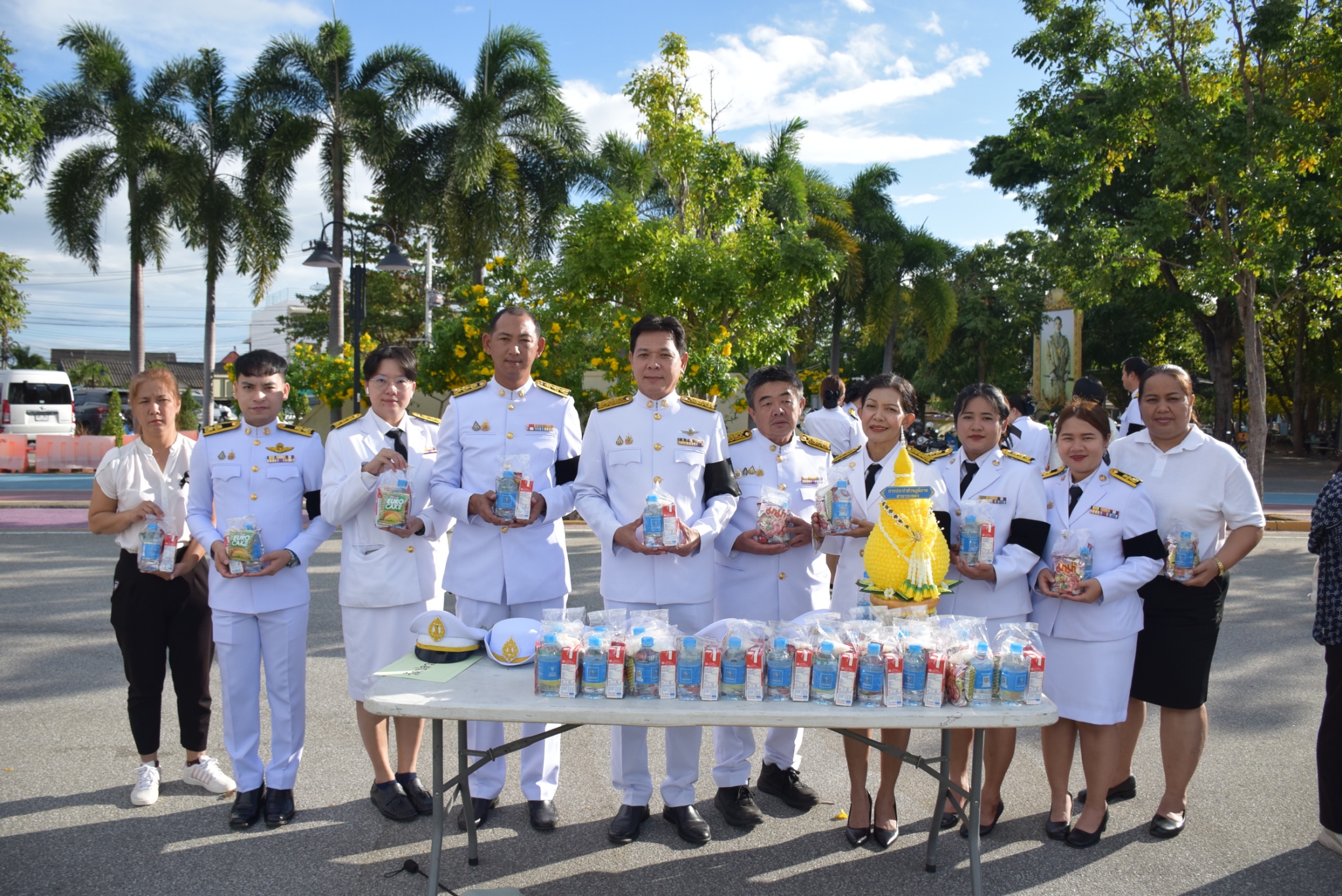 กปภ.สาขาระยอง ร่วมพิธีเจริญพระพุทธมนต์ ทำบุญตักบาตรถวายพระราชกุศล และวางพานพุ่มดอกไม้ถวายราชสักการะ เนื่องในวันคล้ายวันพระบรมราชสมภพ พระบาทสมเด็จพระบรมชนกาธิเบศร มหาภูมิพลอดุลยเดชมหาราช บรมนาถบพิตร วันชาติ และวันพ่อแห่งชาติ