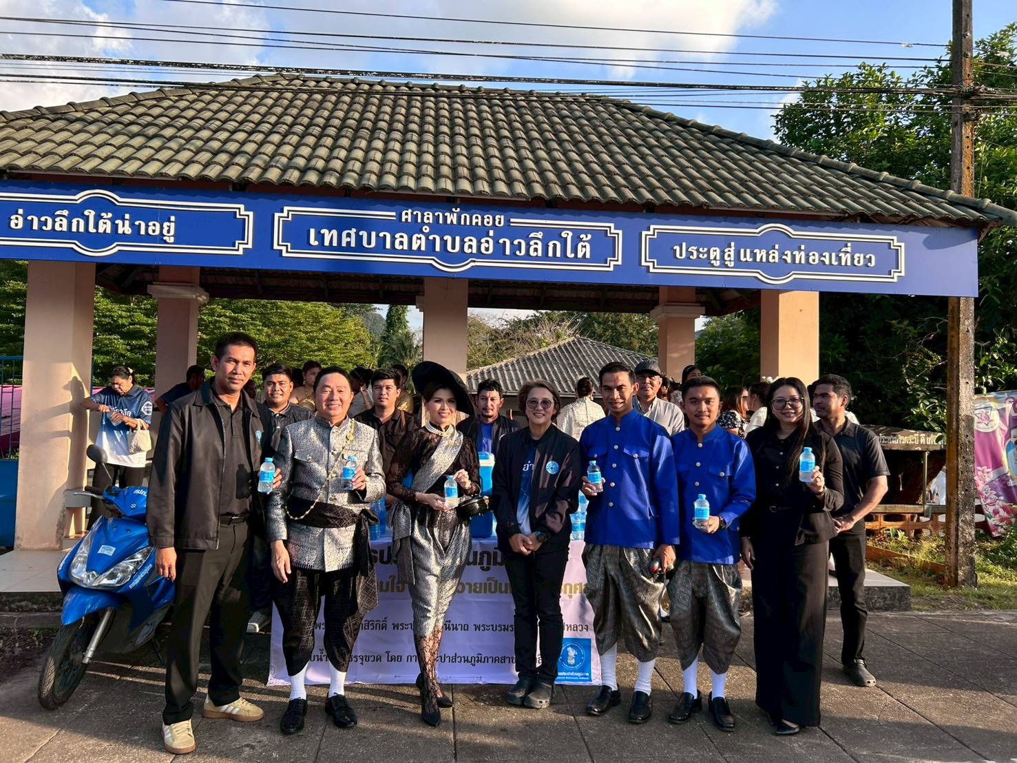 การประปาส่วนภูมิภาคสาขาอ่าวลึก ให้การสนับสนุนน้ำดื่มตราสัญลักษณ์ กปภ. จำนวน 420 ขวด กับที่ว่าการอำเภออ่าวลึก เพื่อให้แก่ประชาชนที่ร่วมขบวนพิธีเปิดงานรักอ่าวลึก ครั้งที่ 15