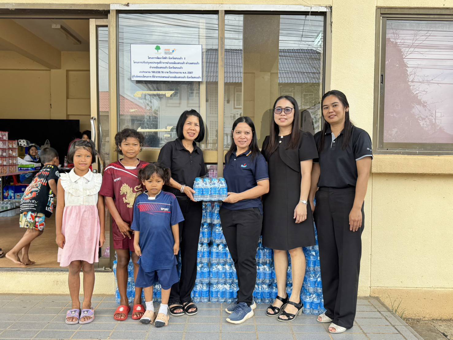 การประปาส่วนภูมิภาคสาขาสระแก้วมอบน้ำดื่มบรรจุขวดตราสัญลักษณ์ กปภ.ให้กับ ศูนย์ช่วยเหลือผู้อพยพ/พักพิง ณ อำเภอเมืองสระแก้ว และ เทศบาลตำบลท่าเกษม จากเหตุปะทะชายแดนไทย-กัมพูชา จังหวัดสระแก้ว  จำนวน 1,080 ขวด