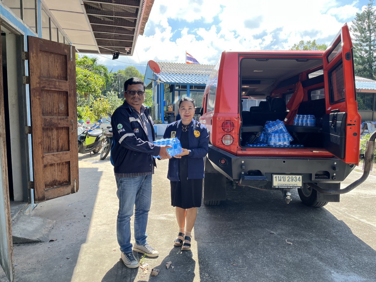 กปภ.สาขาขนอม มอบน้ำดื่มบรรจุขวดตราสัญลักษณ์ กปภ. ให้กับสำนักงานป้องกันและบรรเทาสาธารณภัย ในช่วงเทศกาลปีใหม่ พ.ศ.2569