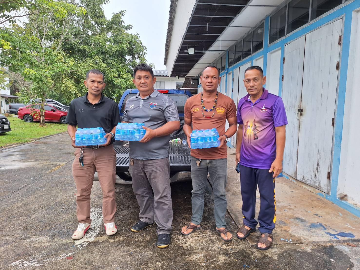 กปภ.สาขาขนอม มอบน้ำดื่มบรรจุขวดตราสัญลักษณ์ กปภ. ให้กับที่ว่าการอำเภอขนอม ในช่วงเทศกาลปีใหม่ พ.ศ.2569