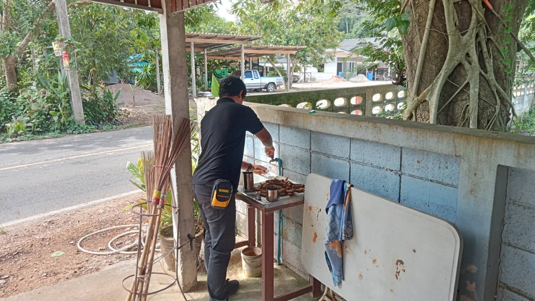 กปภ.สาขากาญจนดิษฐ์ ลงพื้นที่สุ่มน้ำประปา บริเวณโรงเรียนบ้านน้ำฉา ม.5 ต.ดอนสัก อ.ดอนสัก จังหวัดสุราษฎร์ธานี พื้นที่สถานีผลิตน้ำบ้านน้ำฉา โดยเก็บตัวอย่างน้ำจากก๊อกน้ำที่บ้านของผู้ใช้น้ำไปตรวจสอบคุณภาพน้ำ