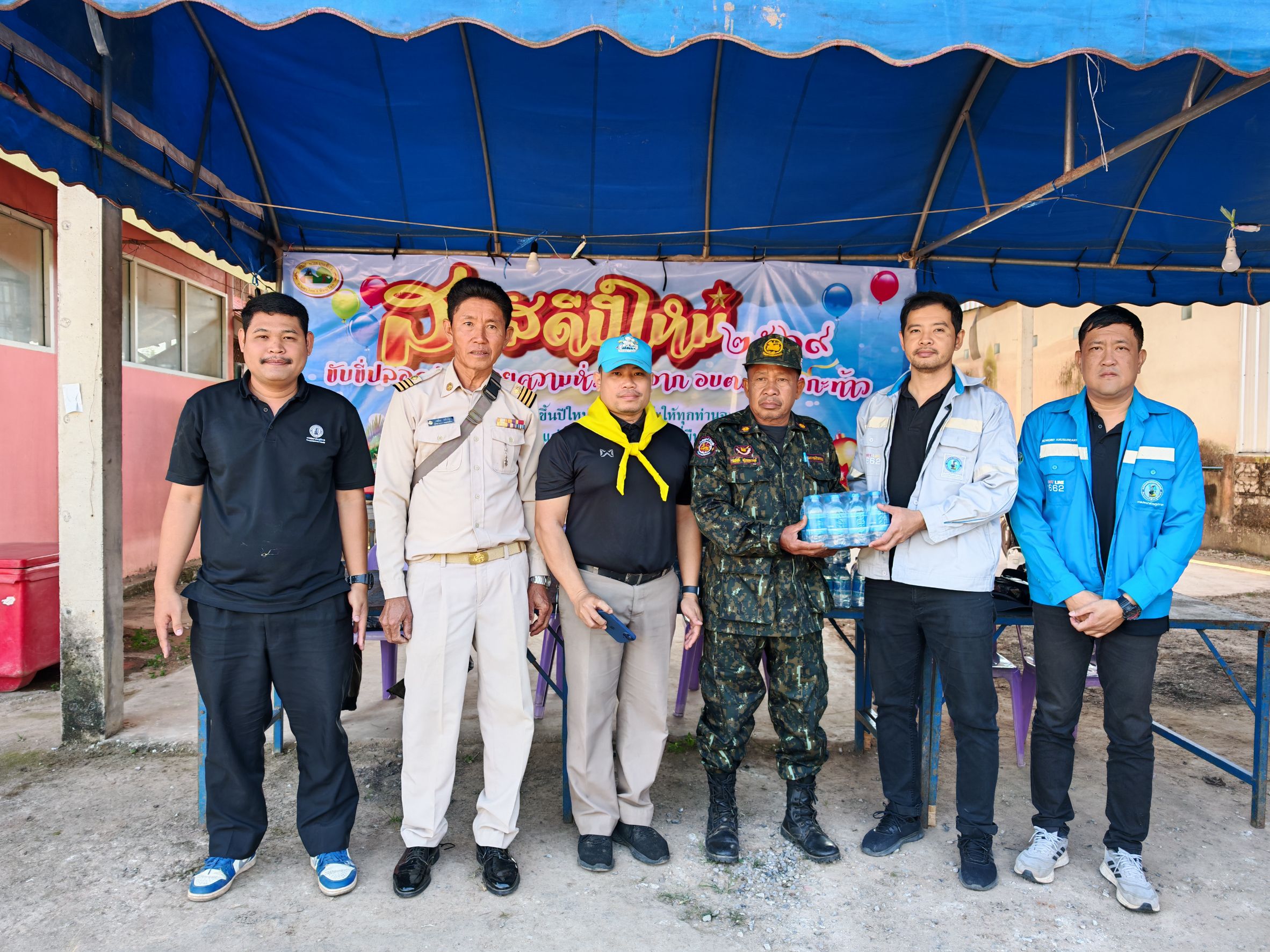 กปภ. สาขานครไทย สนับสนุนน้ำดื่มบรรจุขวดเพื่อสนับสนุนศูนย์ปฏิบัติการป้องกันและลดอุบัติเหตุทางถนนช่วงเทศกาลปีใหม่ พ.ศ. 2569