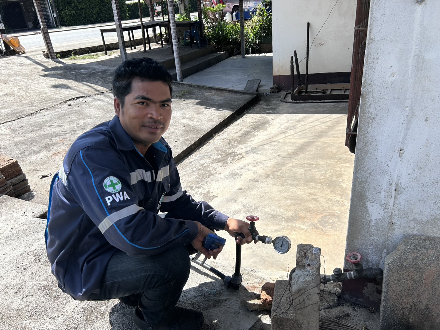 การประปาส่วนภูมิภาคสาขาอ่าวลึก  ลงพื้นที่ตามโครงการ "ผู้ใช้น้ำมั่นใจ กปภ.เช็คชัวร์" โดยทำการตรวจสอบแรงดันน้ำ บริเวณพื้นที่อำเภออ่าวลึก จังหวัดกระบี่