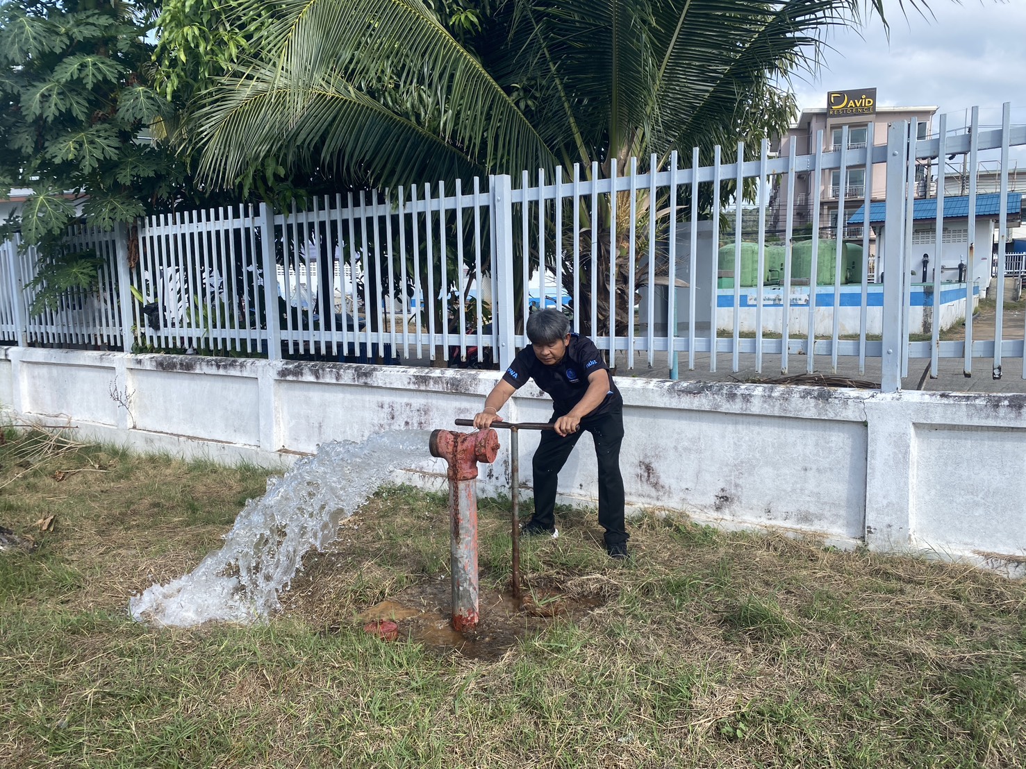 กปภ.สาขาภูเก็ต นำทีมลงพื้นที่ บริเวณท่าอากาศยานนานาชาติภูเก็ต และบริเวณโรงแรมอมันปุรี อำเถอถลาง จังหวัดภูเก็ต รี  ดำเนินการระบายตะกอนในเส้นท่อจ่ายน้ำ (Blow off)