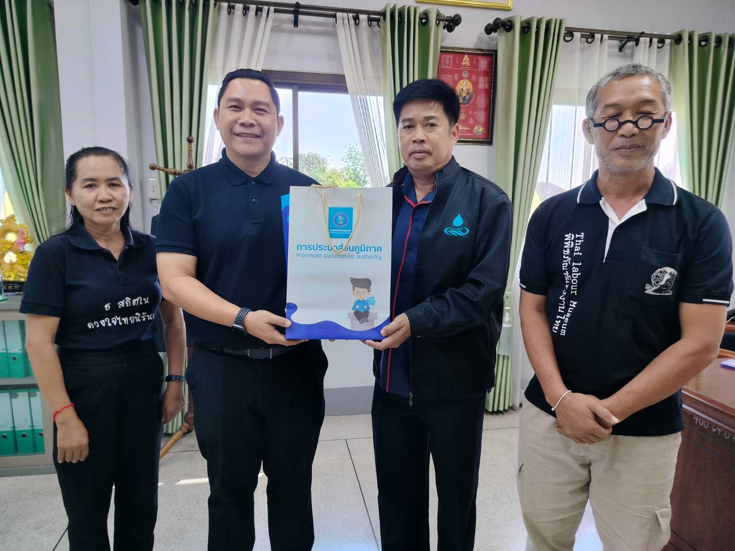 การประปาส่วนภูมิภาคสาขาศรีสำโรง ดำเนินโครงการการสร้างความสัมพันธ์กับลูกค้ารายใหญ่ PWA Premium Connect 2569 สอบถามความพึงพอใจ ความต้องการ ความคาดหวัง  และมอบของที่ระลึกสวัสดีปีใหม่ ให้กับ  -สถานีตำรวจภูธรศรีสำโรง -เทศบาลตำบลศรีสำโรง  -การยาสูบแห่งประเทศไทย -โรงพยาบาลศรีสังวร และอำเภอศรีสำโรง