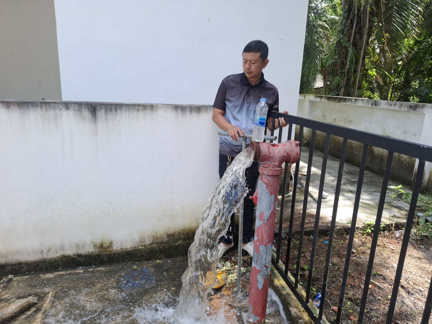 การประปาส่วนภูมิภาคสาขากาญจนดิษฐ์ นำทีมลงพื้นที่บริเวณบ้านผู้ใช้น้ำ หมู่บ้านนาราวิลล่า3 หมู่ที่ 2 ต.ทุ่งกง อ.กาญจนดิษฐ์ จ.สุราษฎร์ธานี ดำเนินการเปิดล้างระบายตะกอนในเส้นท่อจ่ายน้ำ (Blow off) ผ่านหัวดับเพลิง