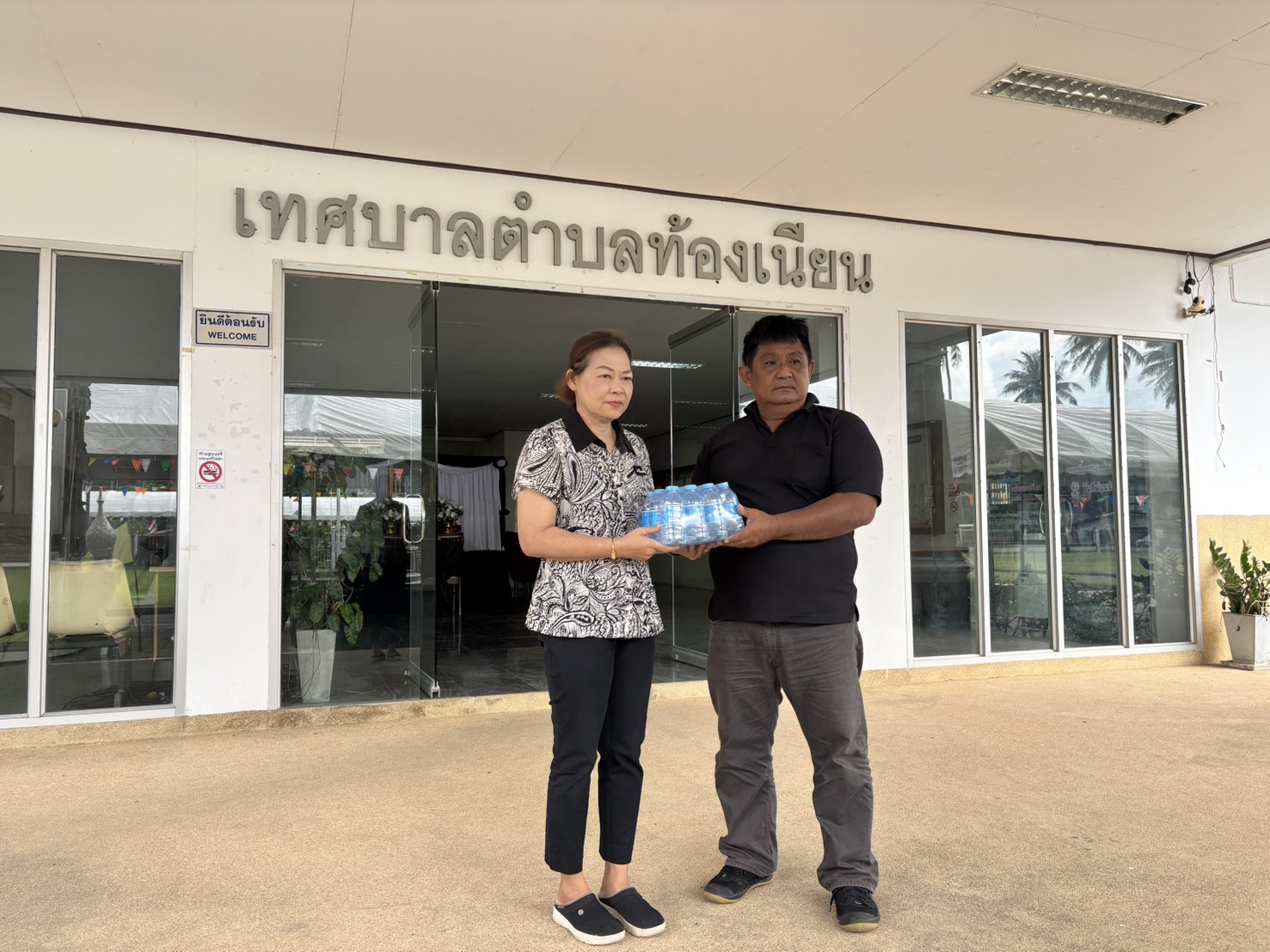 มอบน้ำดื่มบรรจุขวดตราสัญลักษณ์ กปภ. ให้กับเทศบาลตำบลท้องเนียน เพื่อใช้ในงานกิจกรรมวันเด็กแห่งชาติ ประจำปี 2569