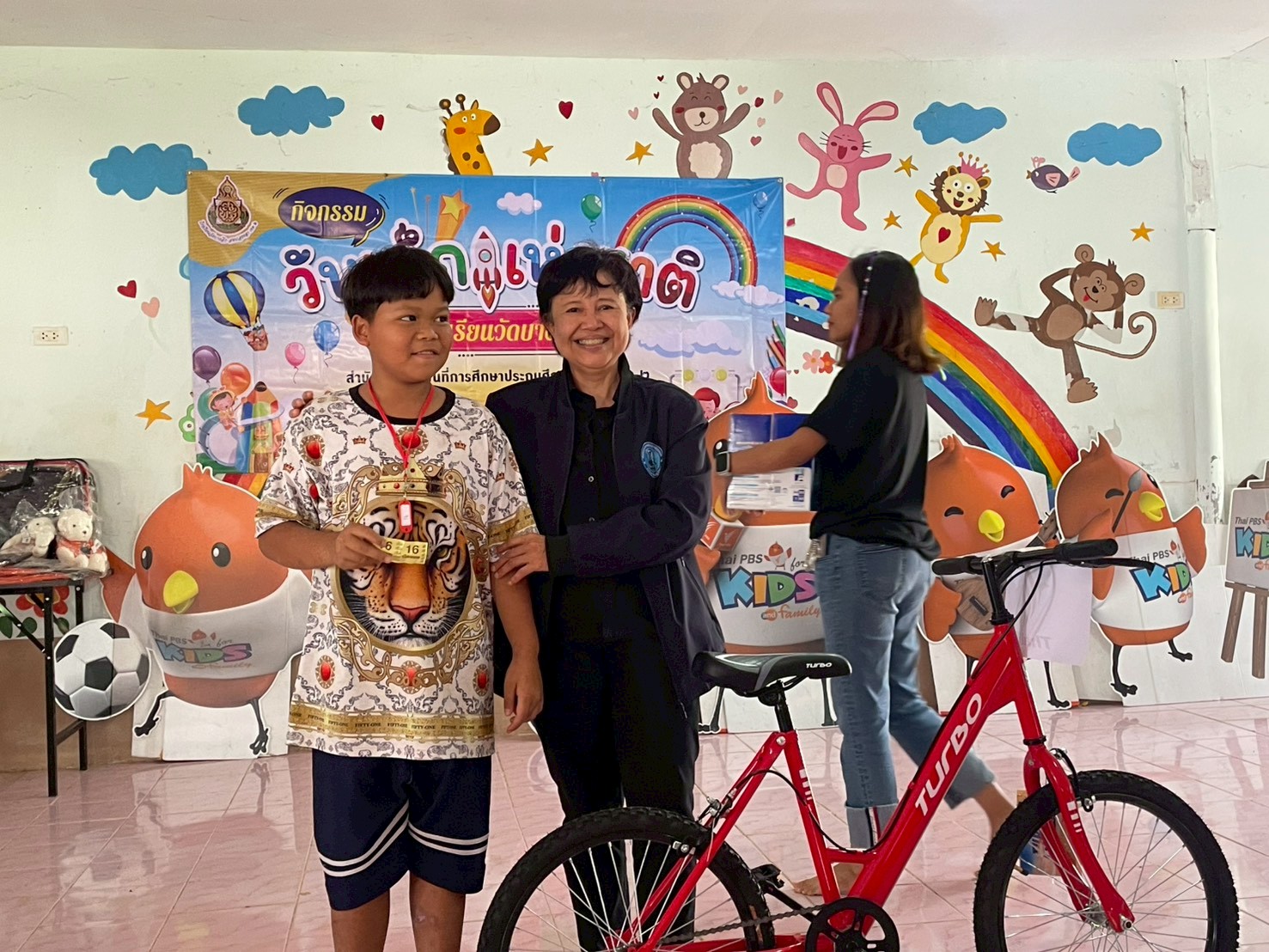 กปภ.สาขาหาดใหญ่ ร่วมกับ มูลนิธิไทยพีบีเอส มอบของที่ระลึก กิจกรรมวันเด็กแก่โรงเรียนในพื้นที่ประสบอุทกภัย  ต.คลองแห อ.หาดใหญ่ จ.สงขลา