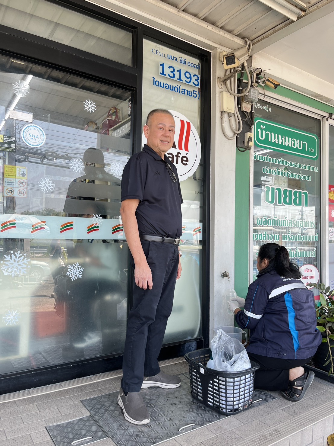 กปภ.สาขาอ้อมน้อย ลงพื้นตรวจคุณภาพน้ำประปารองรับต่ออายุโครงการน้ำประปาดื่มได้ ประจำปี 2569