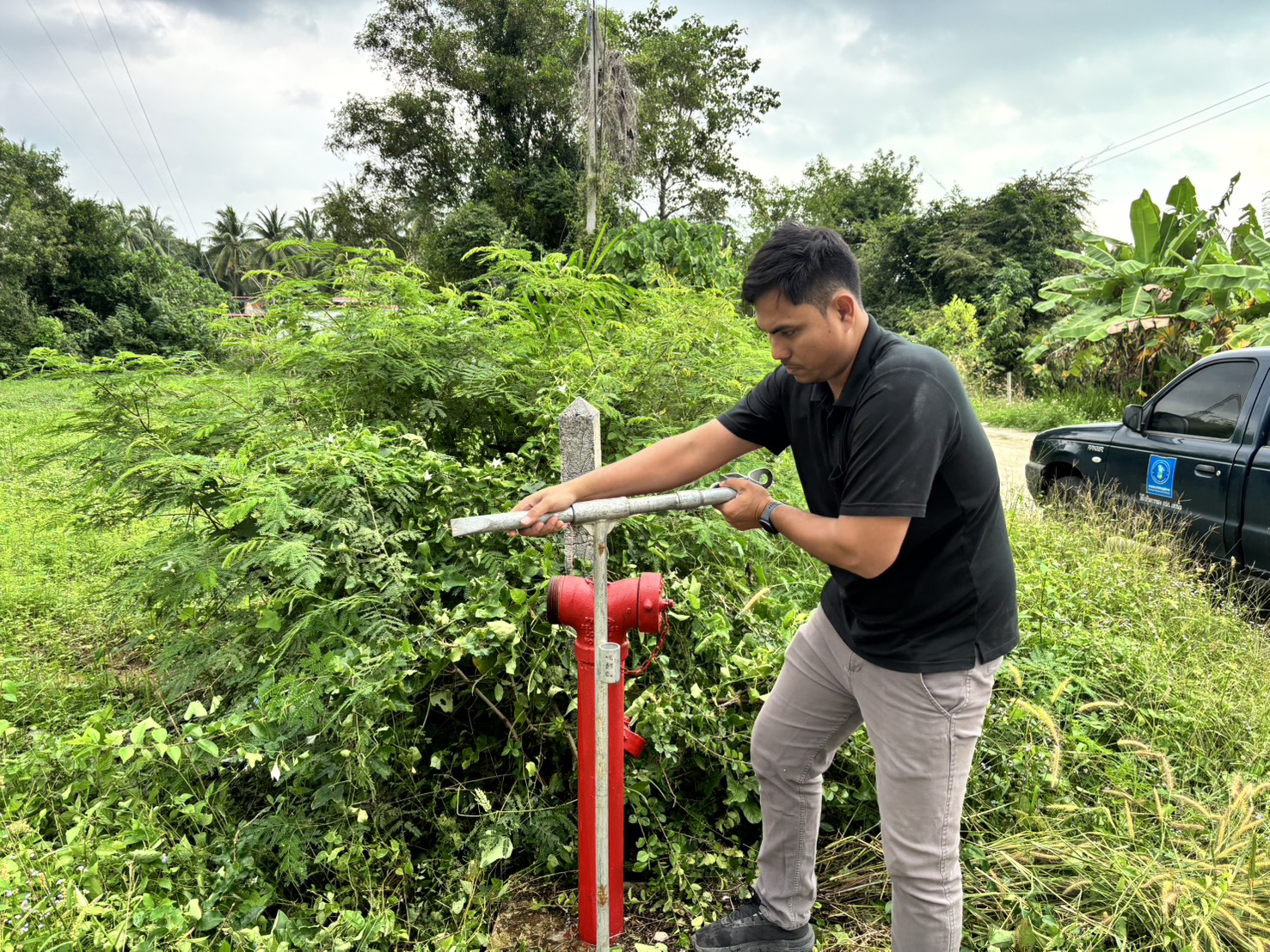 กปภ.สาขาขนอม ลงพื้นที่ ดำเนินการเปิดล้างตะกอนระบายในเส้นท่อจ่ายน้ำ (Blow off) ผ่านหัวดับเพลิง