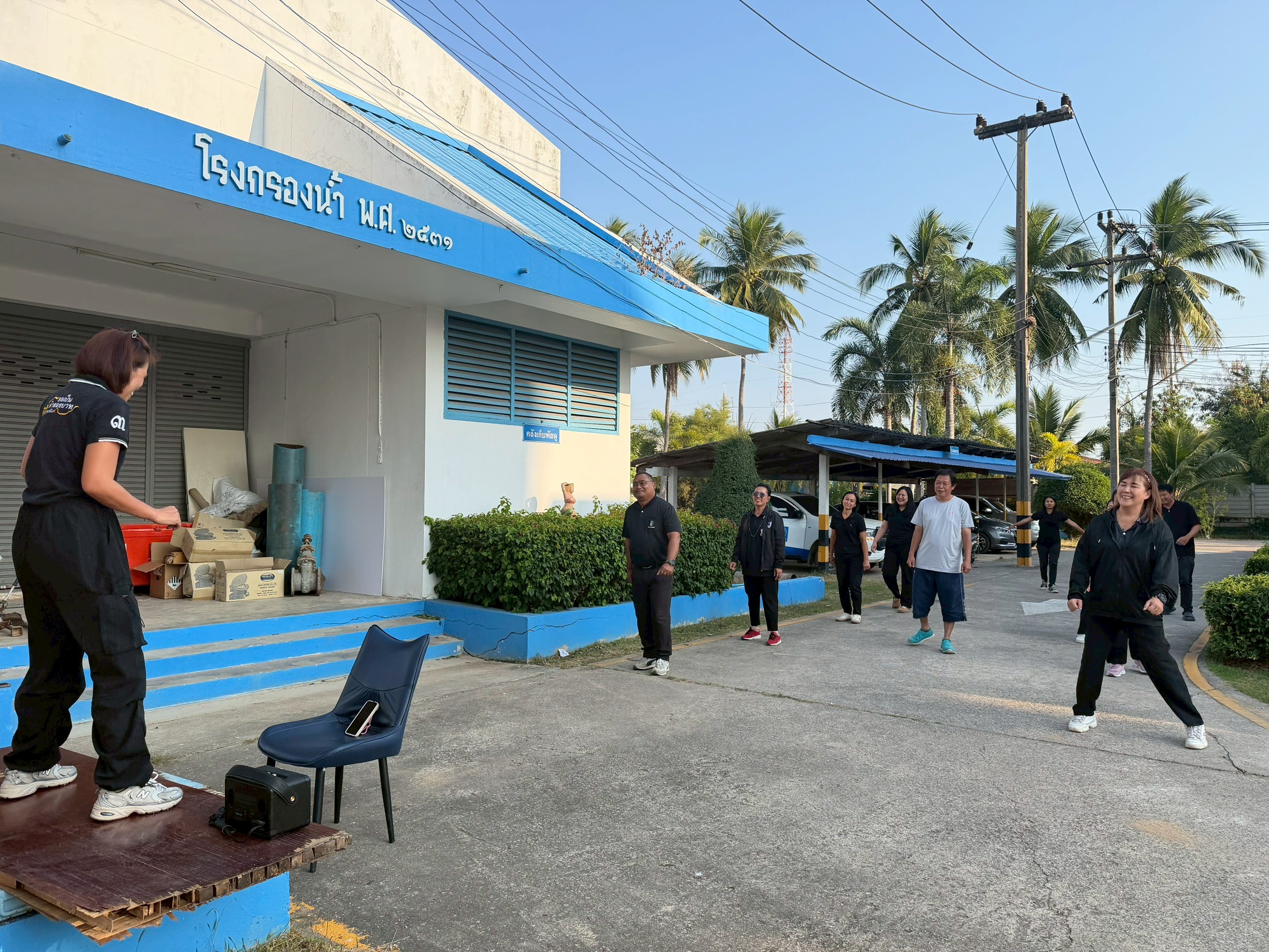 นายปกรณ์ บัวทอง ผู้จัดการการประปาส่วนภูมิภาคสาขาปากท่อ พร้อมด้วย หัวหน้างานและพนักงานในสังกัด ขานรับนโยบาย กปภ. สถานประกอบการ ปลอดโรค ปลอดภัย กายใจเป็นสุข "การออกกำลังกายทุกวันพุธ" (Sports Day)