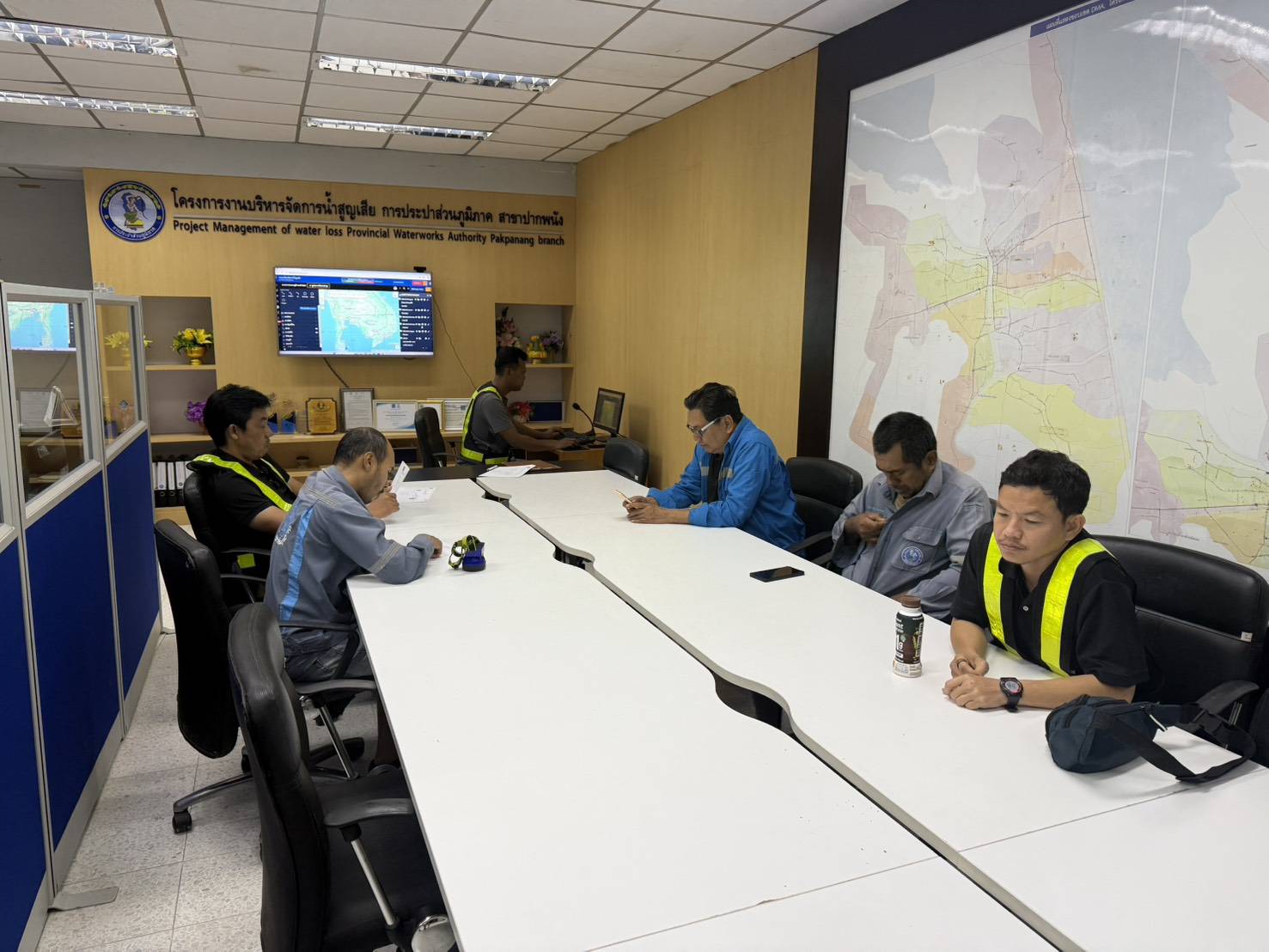 กปภ.สาขาปากพนัง ลงพื้นที่เดินสำรวจหาท่อแตก/ท่อรั่ว จากการทำ step test  ตามแผนลดน้ำสูญเสีย บริเวณพื้นที่ DMA-04 กปภ.ปากพนัง-เกาะนางโดย  ตำบลคลองน้อย อำเภอปากพนัง จังหวัดนครศรีธรรมราช