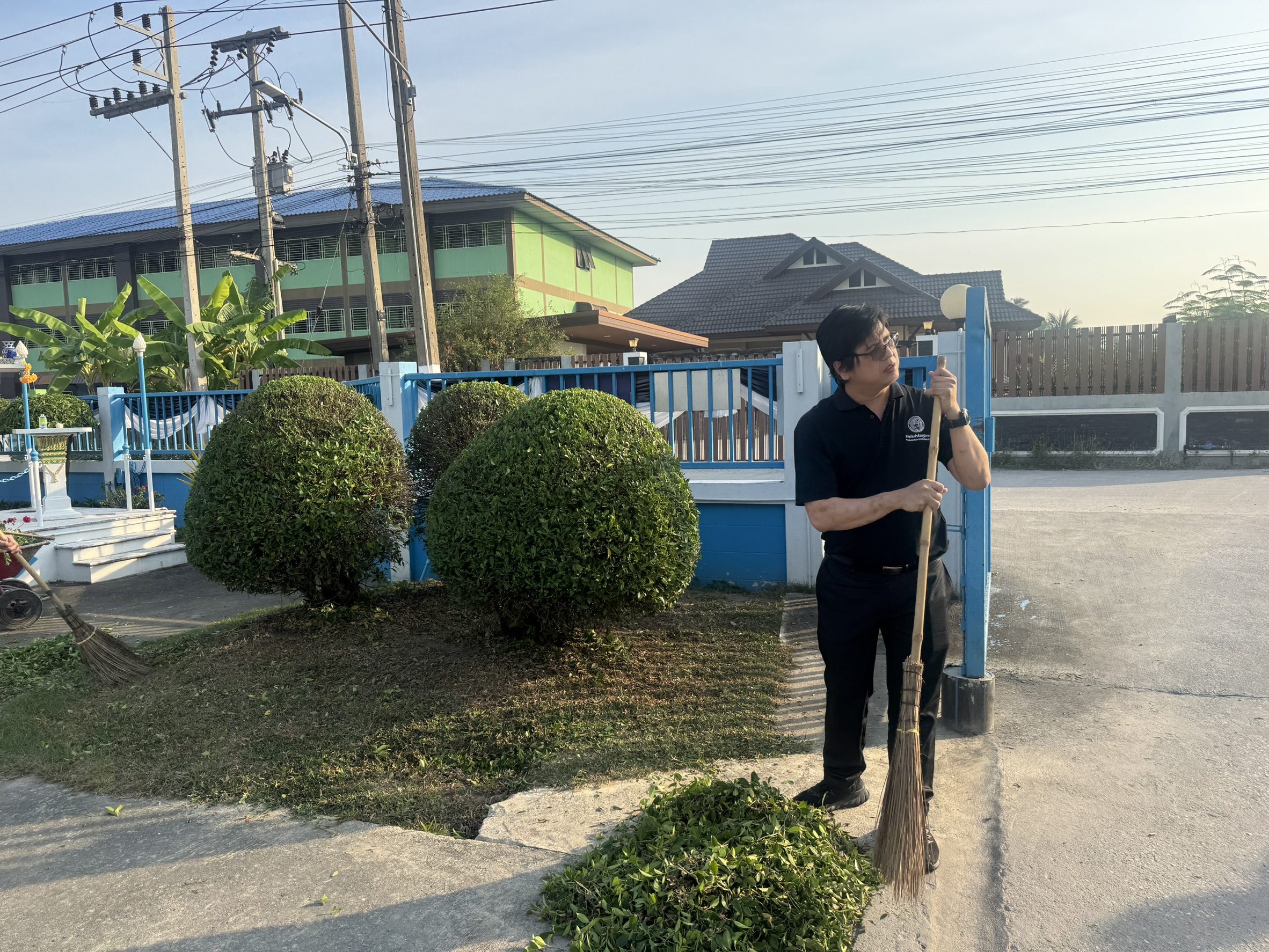 กปภ.สาขาสามพราน ร่วมกิจกรรมตัดหญ้าและตัดแต่งกิ่งไม้ ปรับปรุงภูมิทัศน์รอบสำนักงาน