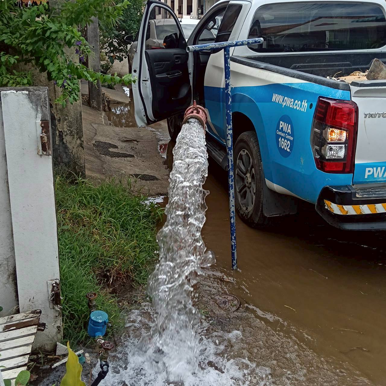 กปภ.สาขากระบี่ ดำเนินการตามแผนงานบริการและควบคุมน้ำสูญเสีย โบล์วน้ำเพื่อระบายตะกอนในเส้นท่อ พื้นที่ ม.7 ตำบลไสไทย อำเภอเมือง จังหวัดกระบี่