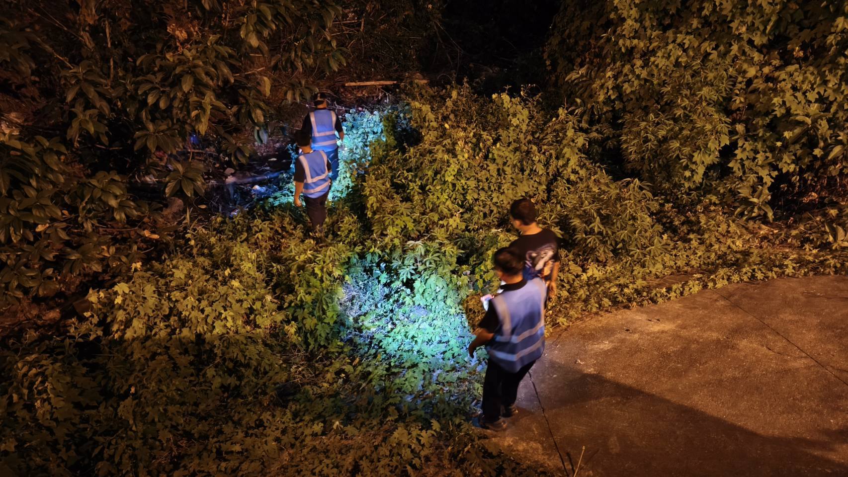 กปภ.สาขาคลองท่อม ลงพื้นที่วัดอัตราการไหลของน้ำ เพื่อสำรวจหาท่อแตกรั่ว