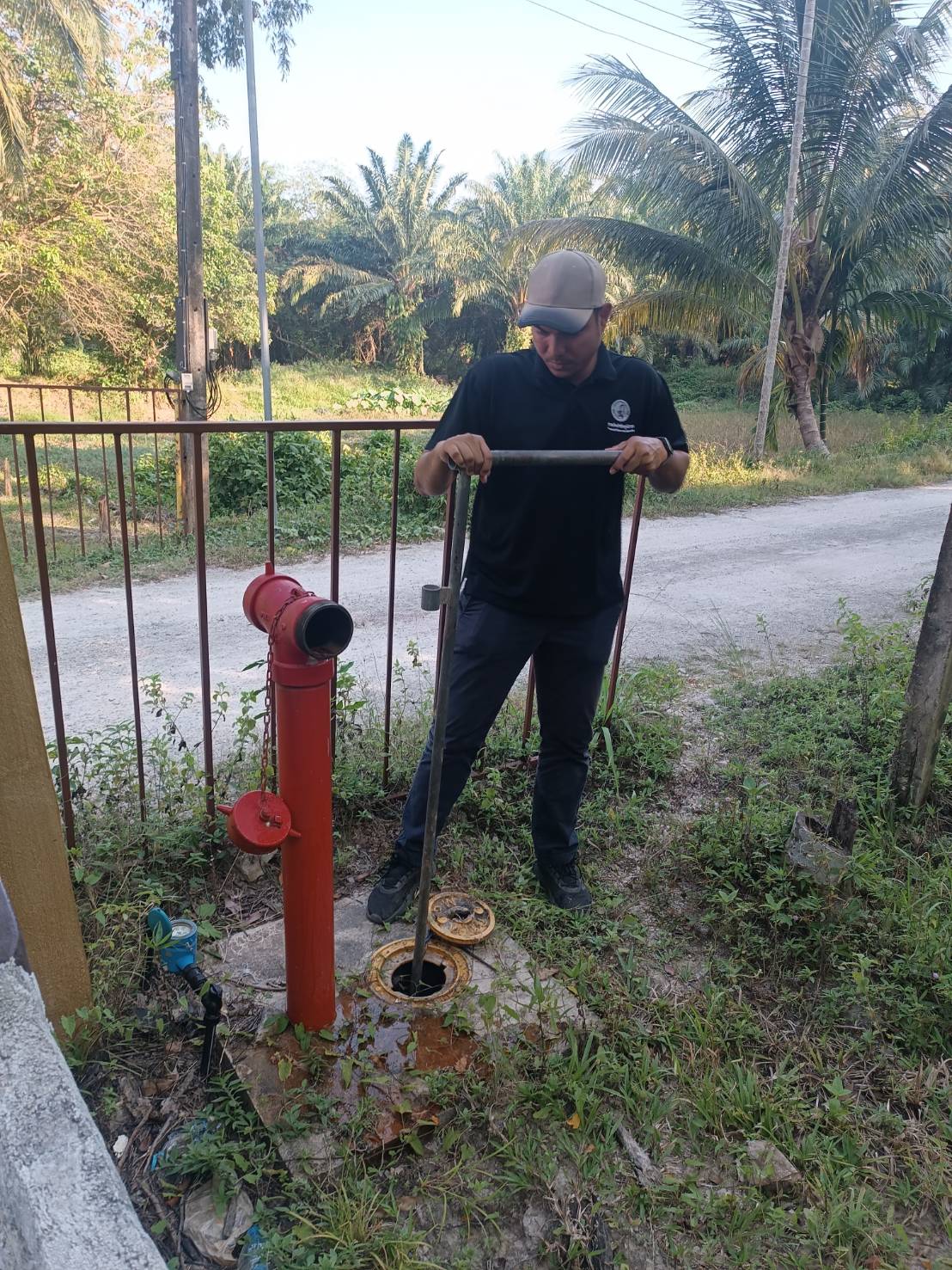 กปภ.สาขาขนอม ลงพื้นที่ ดำเนินการเปิดล้างตะกอนระบายในเส้นท่อจ่ายน้ำ (Blow off) ผ่านหัวดับเพลิง