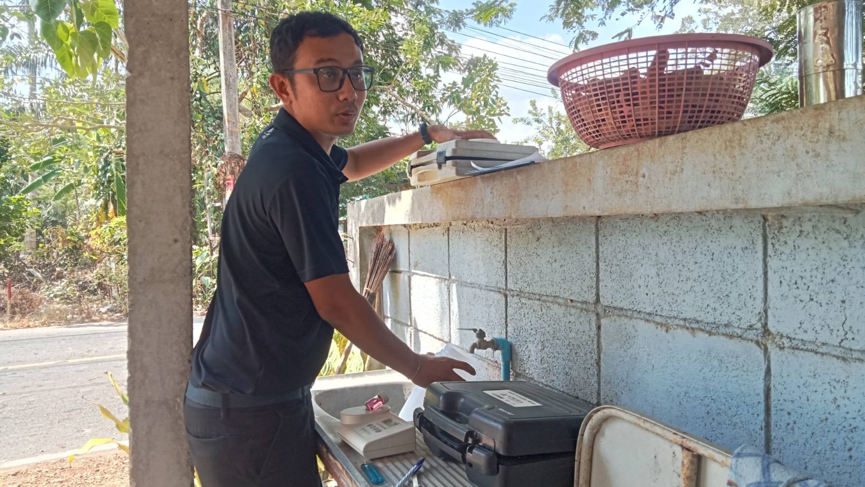 กปภ.สาขากาญจนดิษฐ์ ลงพื้นที่สุ่มน้ำประปา บริเวณโรงเรียนบ้านน้ำฉา ม.5 ต.ดอนสัก อ.ดอนสัก จังหวัดสุราษฎร์ธานี พื้นที่สถานีผลิตน้ำบ้านน้ำฉา โดยเก็บตัวอย่างน้ำจากก๊อกน้ำที่บ้านของผู้ใช้น้ำไปตรวจสอบคุณภาพน้ำ