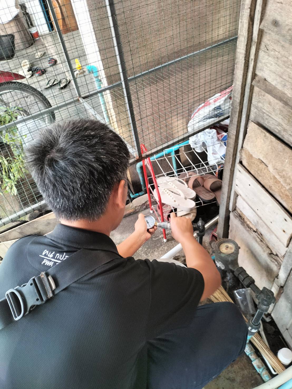 การประปาส่วนภูมิภาคสาขากาญจนดิษฐ์ ภายใต้การบริหารงานโดย นายสานิษ กาญจนกุล ผู้จัดการการประปาส่วนภูมิภาคสาขากาญจนดิษฐ์ มอบหมายพนักงานในสังกัด ดำเนินการตรวจวัดแรงดันน้ำ โดยลงพื้นที่สถานีจ่ายน้ำสะพานดิน บริเวณบ้านผู้ใช้น้ำ หมู่ 2 ตำบลท่าทองใหม่ อำเภอกาญจนดิษฐ์ จังหวัดสุราษฎร์ธานี