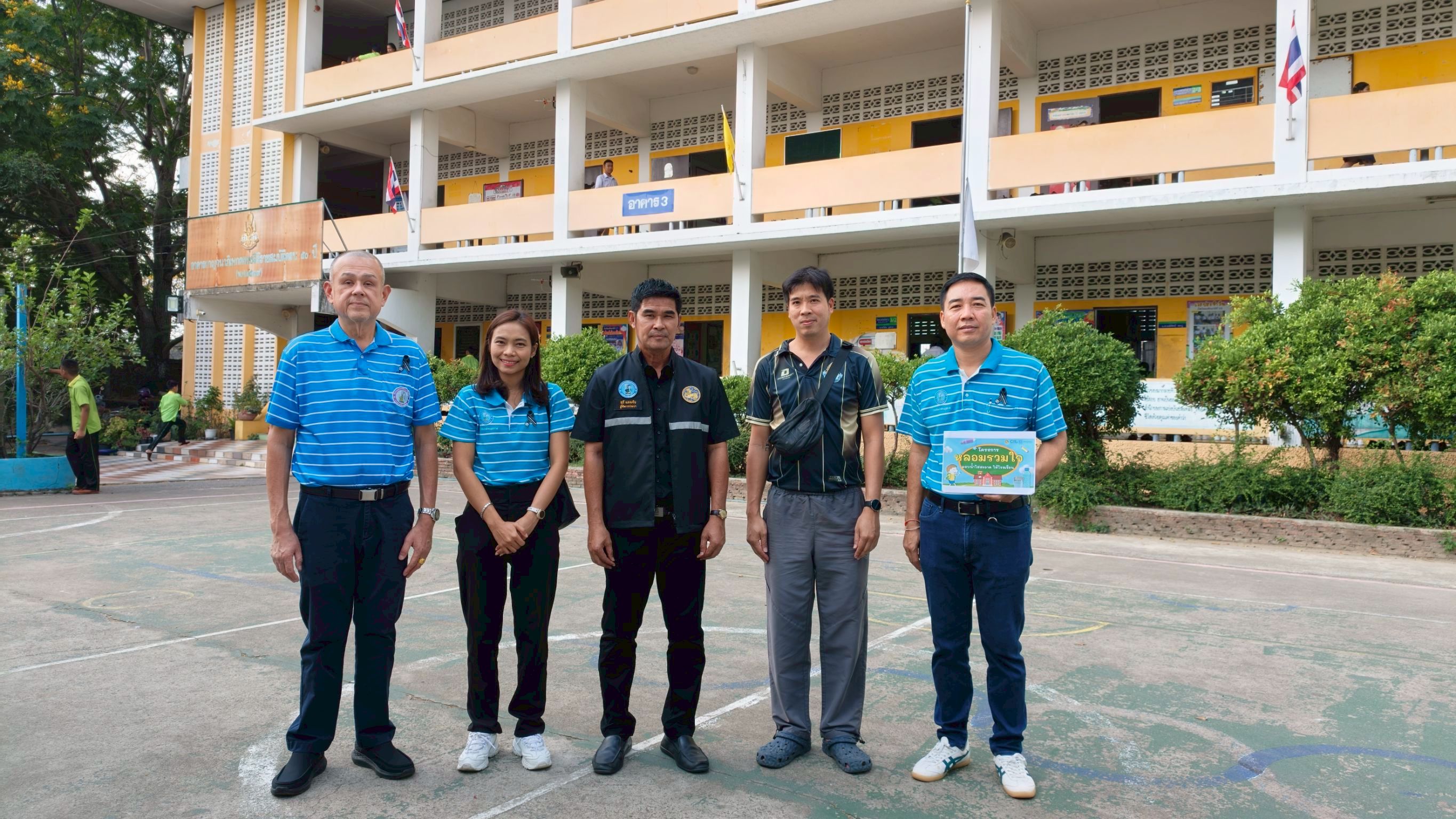 กปภ.สาขาอ้อมน้อย ร่วมจัดกิจกรรมโครงการ หลอมรวมใจ มอบน้ำใสสะอาดให้โรงเรียน ประจำปี 2569