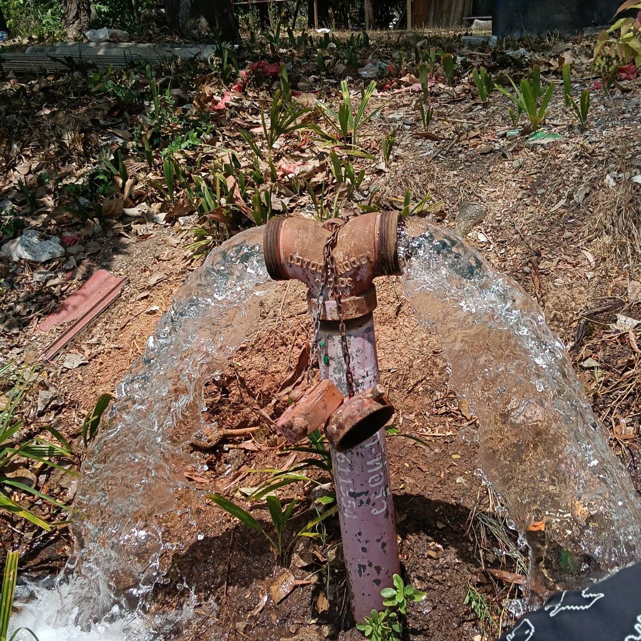 กปภ.สาขากระบี่ ดำเนินการตามแผนงานบริการและควบคุมน้ำสูญเสีย โบล์วน้ำเพื่อระบายตะกอนในเส้นท่อ พื้นที่ ถนนหินขวาง ตำบลกระบี่ใหญ่ อำเภอเมือง จังหวัดกระบี่