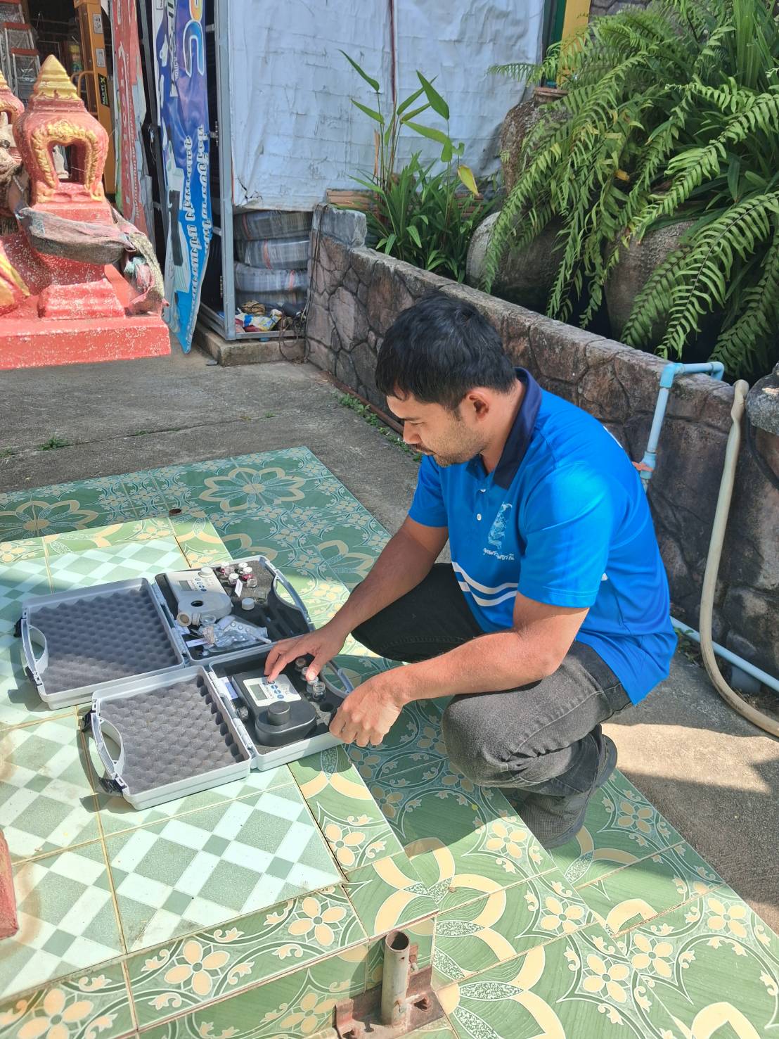 กปภ.สาขากระบี่ ลงพื้นที่ตรวจสอบคุณภาพน้ำประปาบริเวณ  ถนนวัชระ ตำบลปากน้ำ อำเภอเมืองกระบี่ จังหวัดกระบี่ ดำเนินโครงการจัดการน้ำสะอาด (Water Safety Plan : WSP) อย่างต่อเนื่อง ควบคุมคุณภาพน้ำประปาให้เป็นไปตามเกณฑ์มาตรฐาน