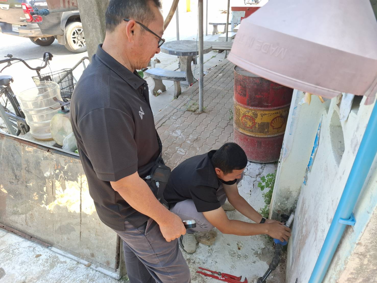 การประปาส่วนภูมิภาคสาขากาญจนดิษฐ์ ภายใต้การบริหารงานโดย นายสานิษ กาญจนกุล ผู้จัดการการประปาส่วนภูมิภาคสาขากาญจนดิษฐ์ มอบหมายพนักงานในสังกัด ดำเนินการตรวจวัดแรงดันน้ำ