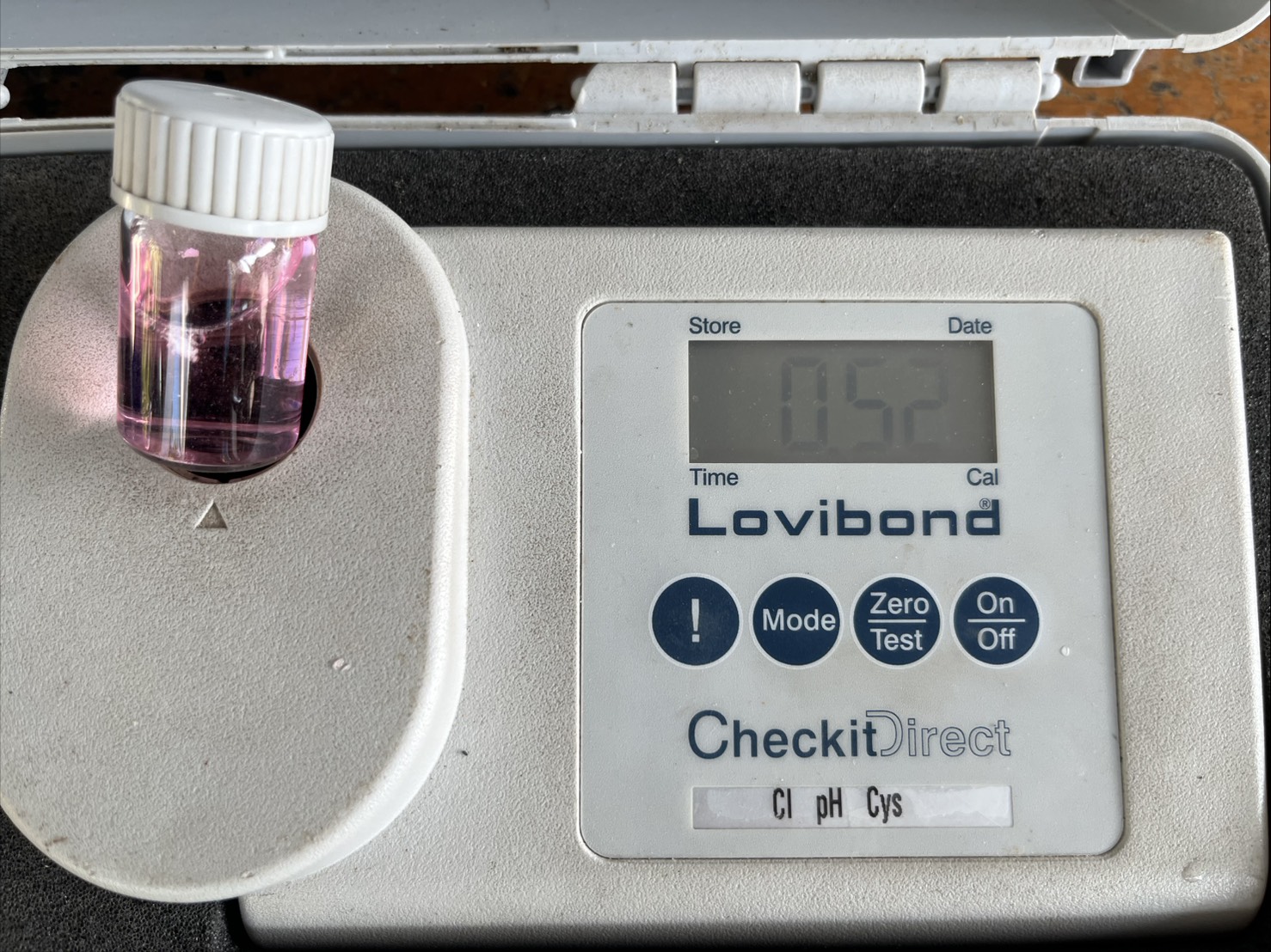 กปภ.สาขากาญจนดิษฐ์ ลงพื้นที่สุ่มน้ำประปา บริเวณร้านซ่อมรถมอเตอร์ไซค์ หน้าที่ว่าการอำเภอกาญจนดิษฐ์ ม.1 ตำบลกะแดะ อำเภอกาญจนดิษฐ์ จังหวัดสุราษฎร์ธานี พื้นที่แม่ข่ายกาญจนดิษฐ์ โดยเก็บตัวอย่างน้ำจากก๊อกน้ำที่บ้านของผู้ใช้น้ำไปตรวจสอบคุณภาพน้ำ