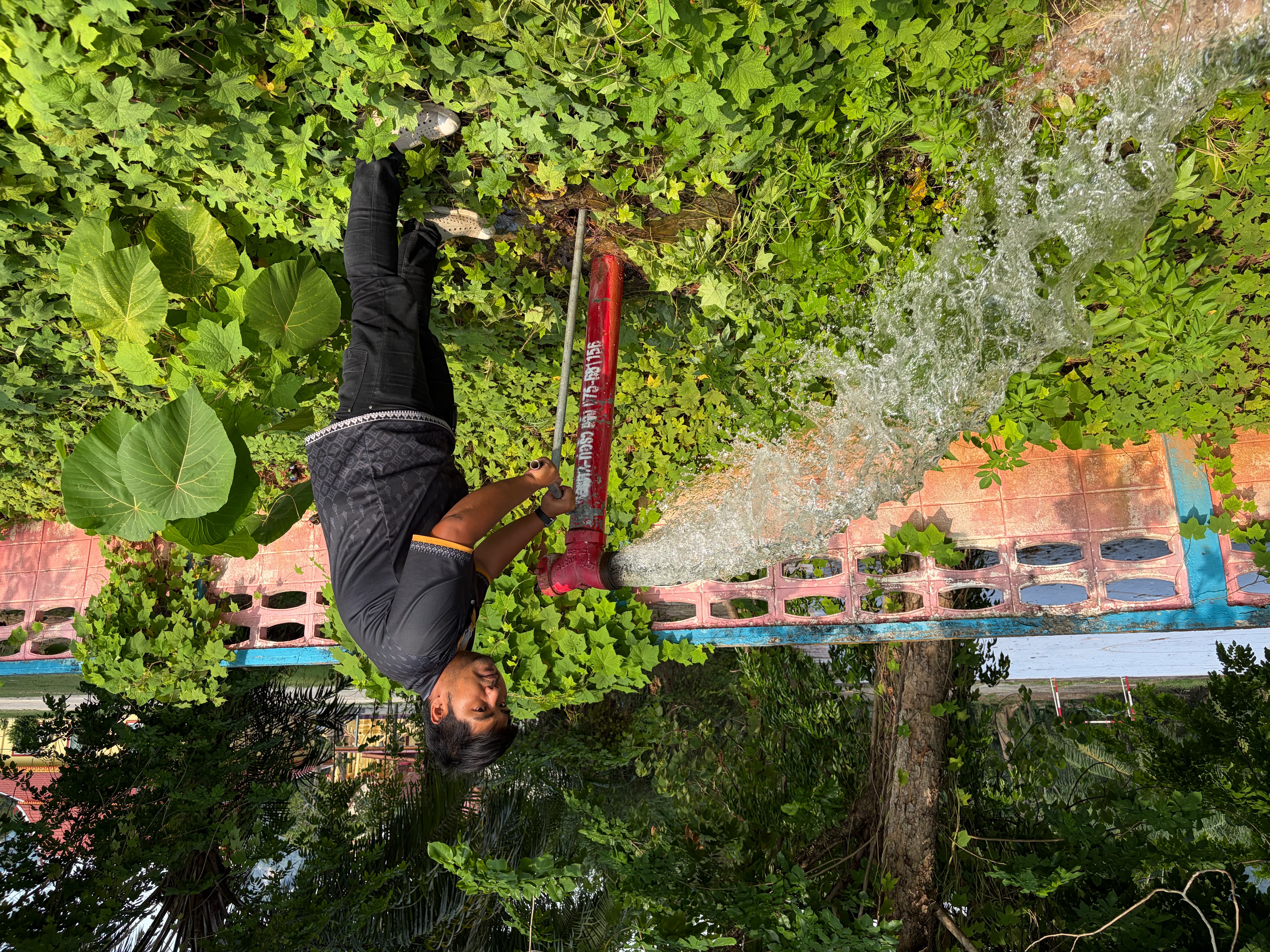 การประปาส่วนภูมิภาคสาขาอ่าวลึก ดำเนินการตามแผนงานบริการและควบคุมน้ำสูญเสีย โบล์วตะกอน ตามแผนระบายตะกอนในเส้นท่อ บริเวณพื้นที่ ตำบลอ่าวลึกใต้ อำเภออ่าวลึก จังหวัดกระบี่