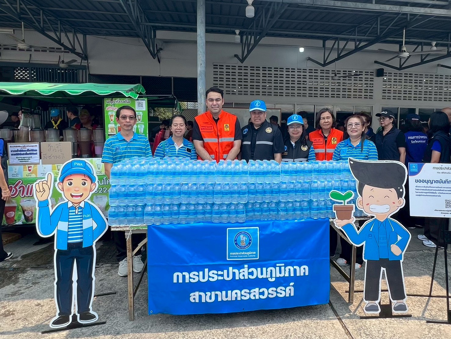 รปก.1 พร้อมด้วยคณะผู้บริหาร กปภ.ข.10 ร่วมต้อนรับ มท.3 นายเจเศรษฐ์ ไทยเศรษฐ์ ลงพื้นที่ช่วยเหลือผู้ประสบเหตุอัคคีภัย ชุมชนตรอกลิเก จ.นครสวรรค์ พร้อมมอบน้ำดื่ม 1,600 ขวด