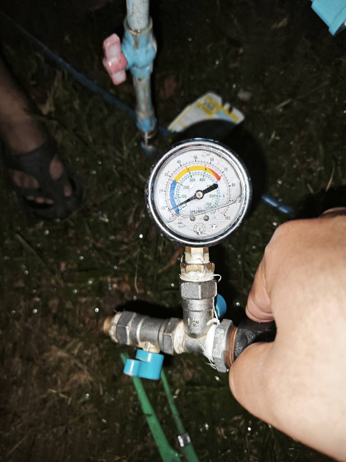 กปภ.สาขาหลังสวน นำทีมลงพื้นที่สุ่มตรวจวัดแรงดันน้ำ หน้ามาตร ในพื้นที่ อำเภอหลังสวน จังหวัดชุมพร