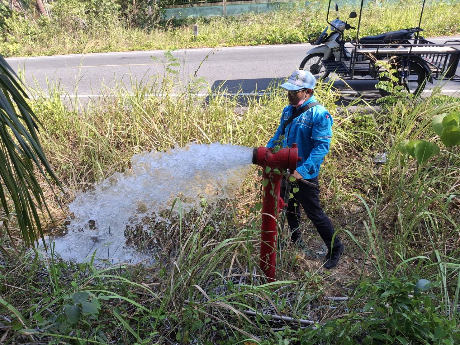 กปภ.สาขาขนอม ลงพื้นที่ ดำเนินการเปิดล้างตะกอนระบายในเส้นท่อจ่ายน้ำ (Blow off) ผ่านหัวดับเพลิง