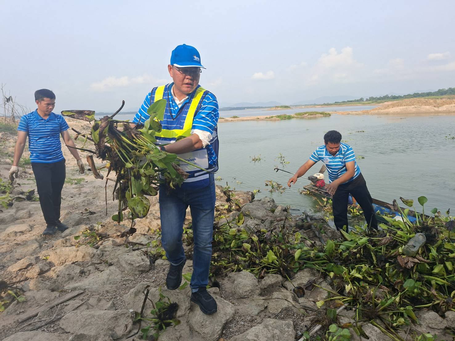 กปภ.รักษ์สิ่งแวดล้อม" ปรับภูมิทัศน์และกำจัดวัชพืช ณ สถานีสูบน้ำดิบหนองปลาไหล มุ่งเน้นการดูแลแหล่งน้ำอย่างยั่งยืน