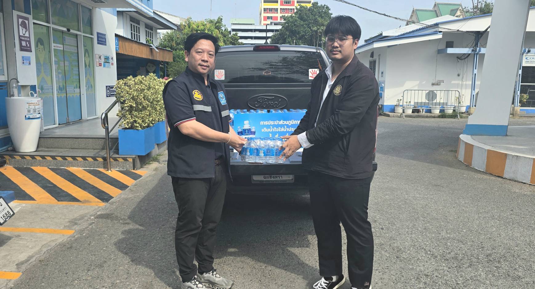 การประปาส่วนภูมิภาคสาขาฉะเชิงเทรา มอบน้ำดื่มตราสัญลักษณ์ กปภ. จำนวน 360 ขวด ให้แก่สำนักงานสวัสดิการและคุ้มครองแรงงาน จังหวัดฉะเชิงเทรา