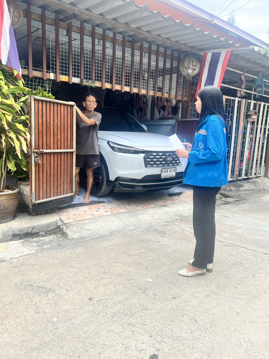 กปภ.สาขาอ้อมน้อย ลงพื้นที่ติดตามหนี้ค้างชำระค่าน้ำประปา